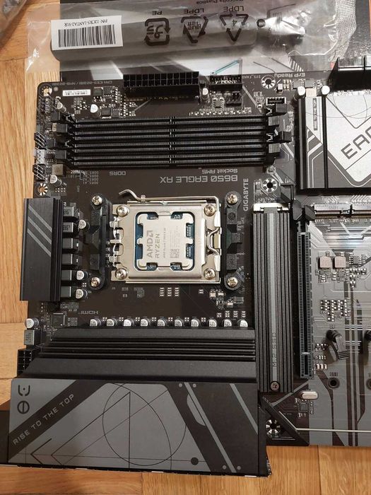 AMD Ryzen 7 7800X3D + Gigabyte B650 Eagle AX Wi-Fi 6E Rev. 1.2
