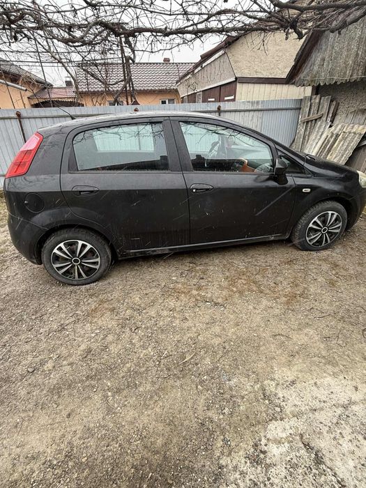 Vand fiat punto  2006 motor:1.3 motorină 60cp stare bună