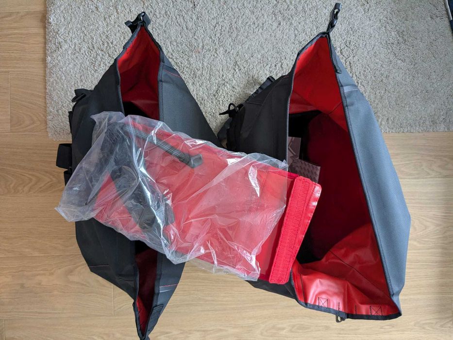 Vand doua genti motocicleta Enduristan Monsoon 3 in stare foarte buna