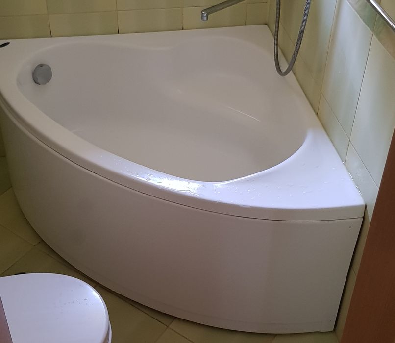 Бяла вана за баня.