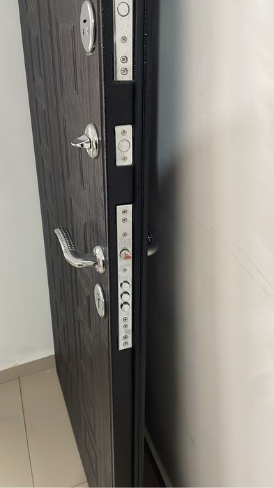 Продам входную металлическую дверь