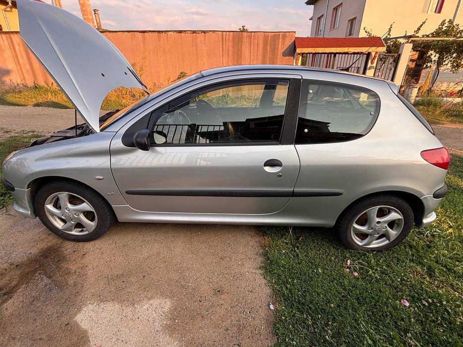 Напълно обслужен автомобил Peugeot 206 с газов инжекцион