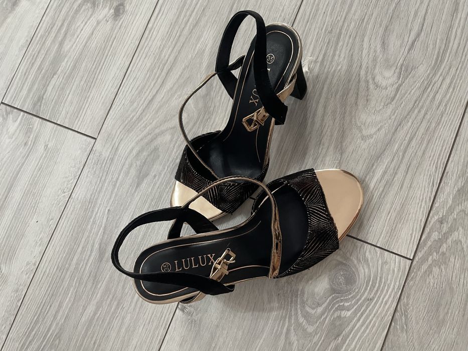 Vand sandale cu toc marimea 35