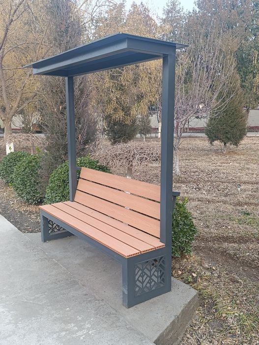 Скамейка с крышей.