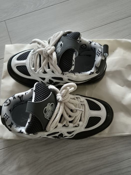 Lv skate Louis vuitton black and white-MESAJ IN PRIVAT model foarte popular URGENT . PRET NEGOCIABIL