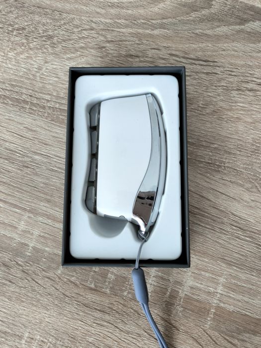 Портативный массажер для лица