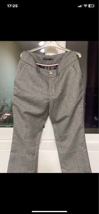 Pantaloni noi , de la Guess , originali