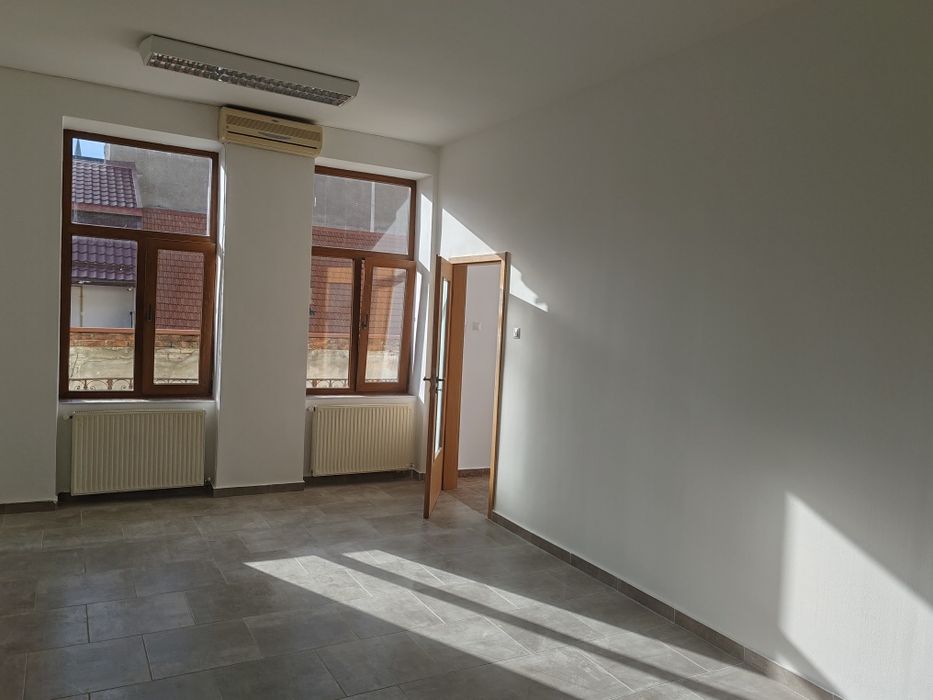Vând ap. / 3 spații servicii renovate ultracentral 21 Decembrie nr. 50