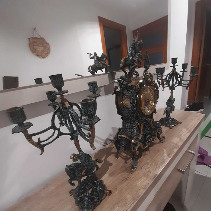 Ceas  de șemineu și perechea de sfeanice din bronz masiv
