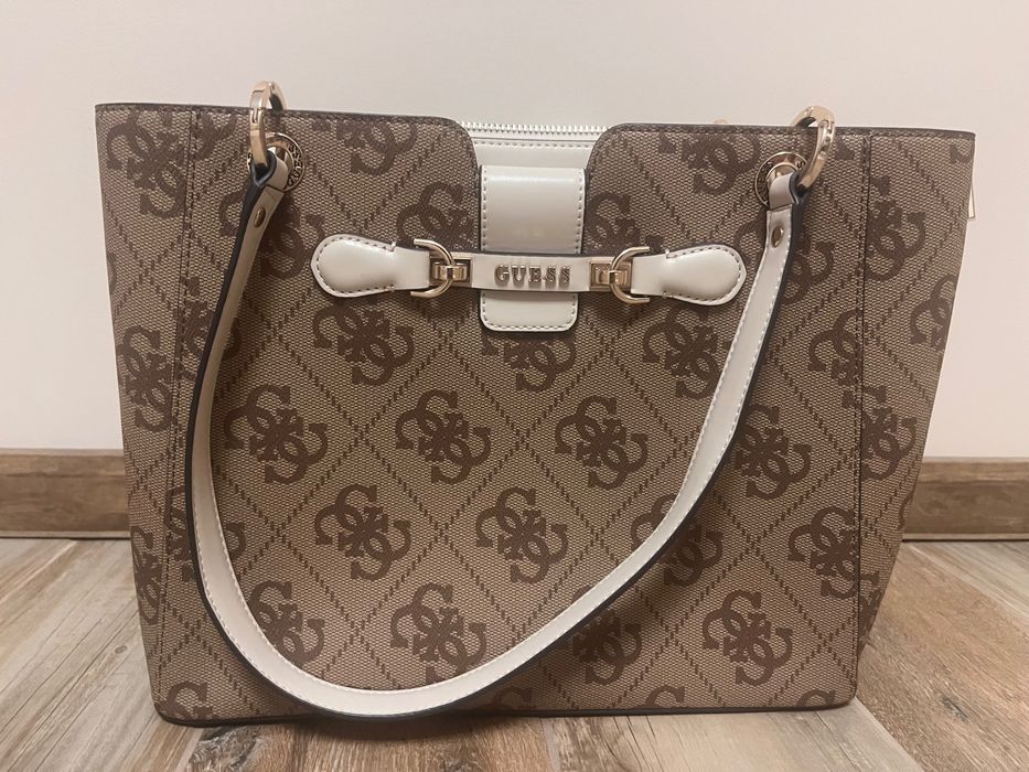 Чанта Guess
Вътрешен джоб с цип
Цялостен десен
Имитация на кожа
Цип