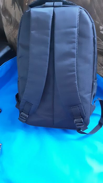 Ghiozdan nou cu etichetă și 3 compartimente.