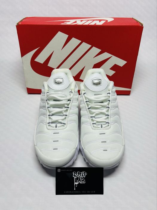 Nike Air Max Plus TN disponibil pe alb sau negru