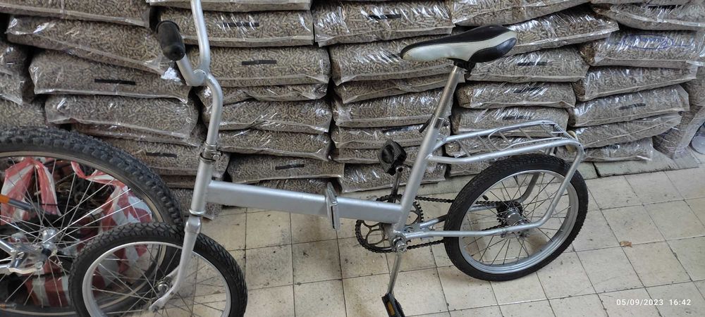 Продавам детски и сгъваем велосипед.