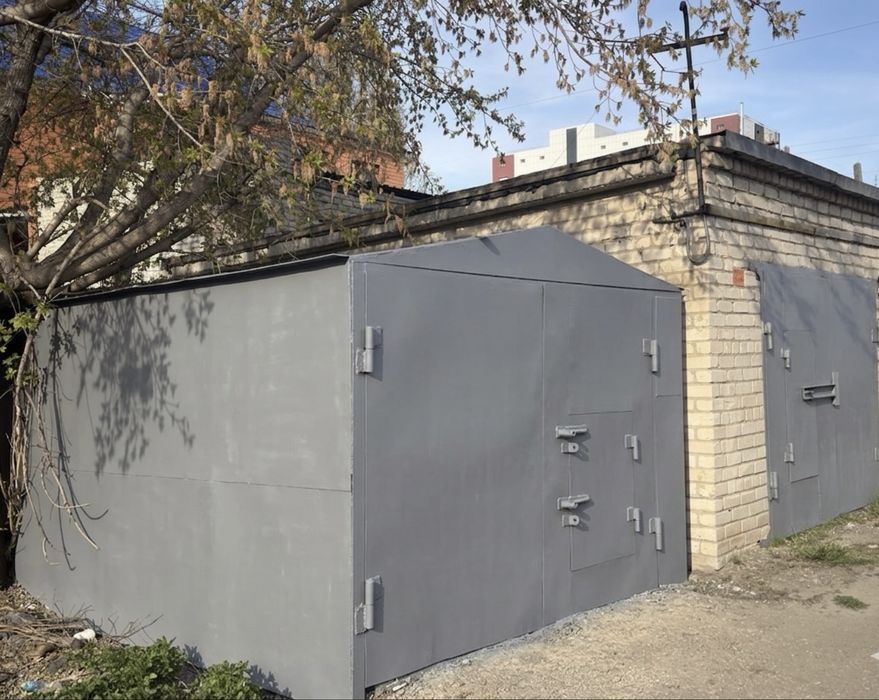 Продам металлический  гараж с местом