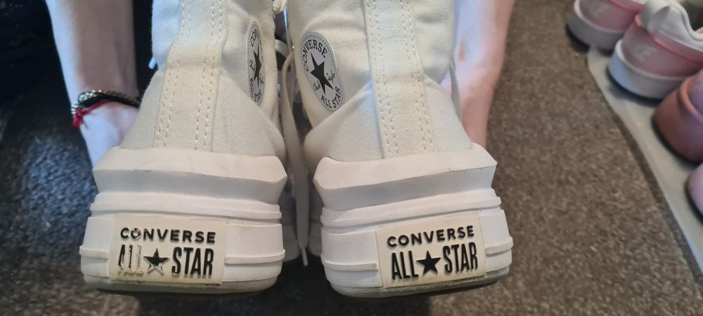 Vând Converse , teniși palladium