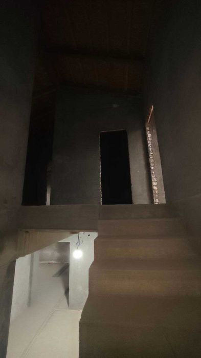 Мукими, Пирамит Площадь: 244 Parisien яккасарай безрем мукимий ;