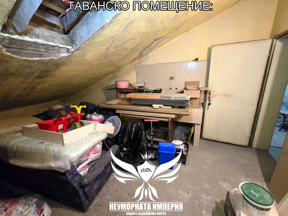 Продавам тристаен/четиристаен 121кв.м. с гараж, изба и таван в гр.Асеновград широк център