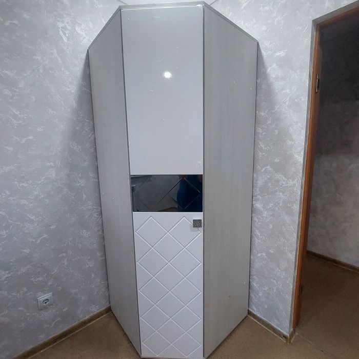 Продам угловой шифонер