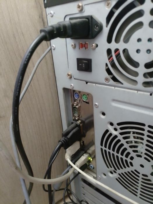 Sistem Destpok PC ASUS 2,4 Mhz ,8 Gb ,1 tera HardiskWindows 11 Pro cu