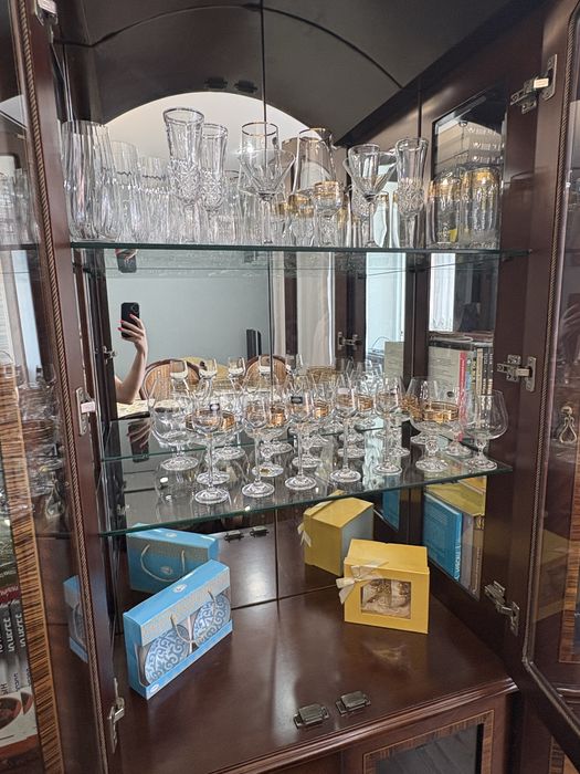 Продам сервант из натурального дерева