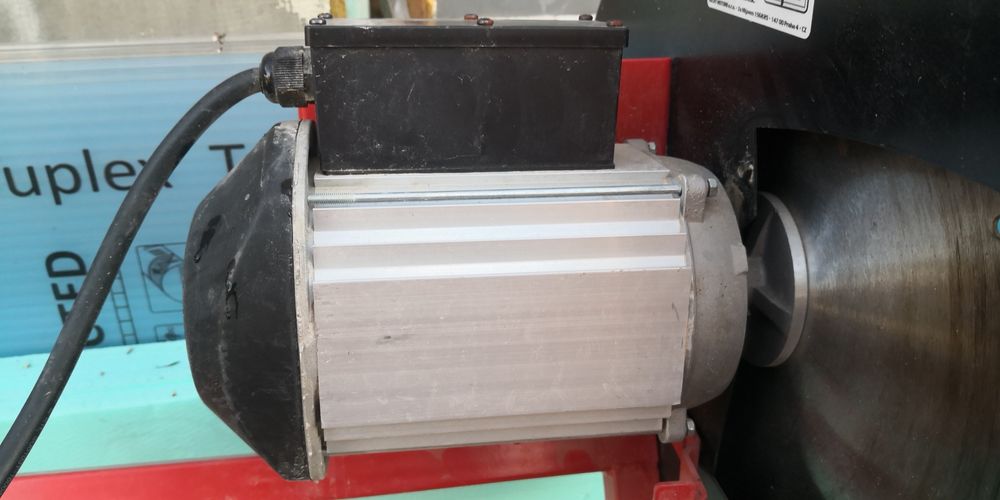 Циркуляр за трупи HECHT 8220