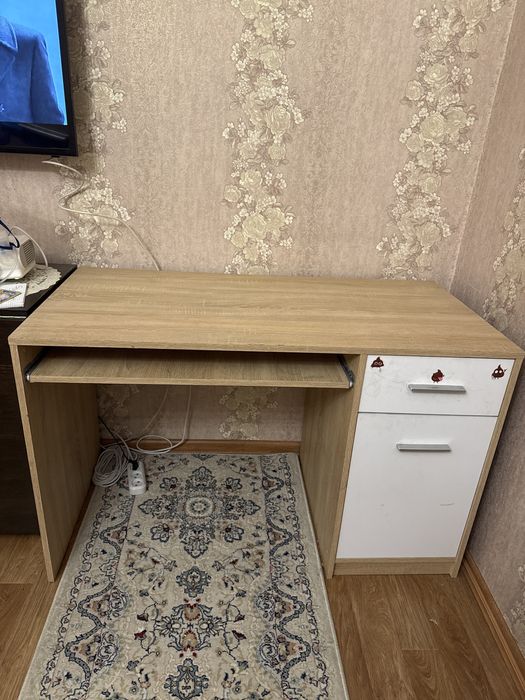Стол рабочий или для компьютера