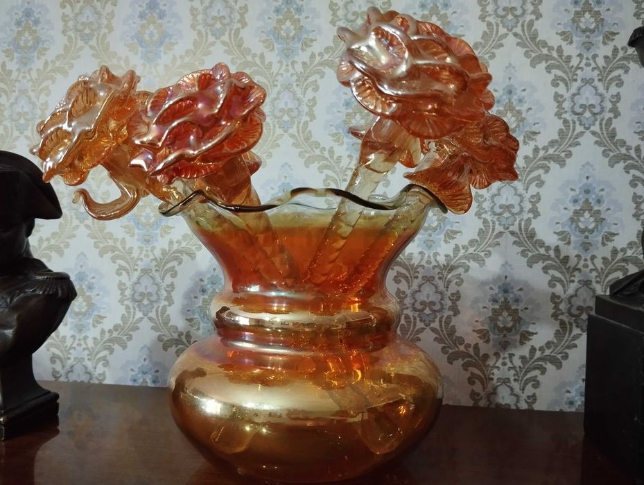 Ваза со стеклянными розами