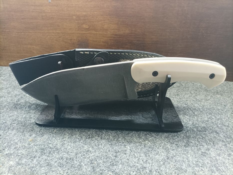 Статив (поставка) за ловни ножове, а вече и за саби/мечове