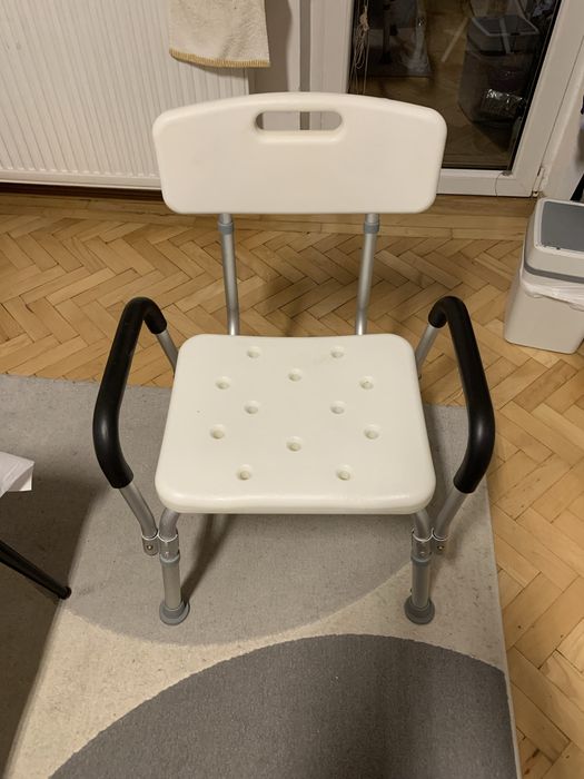 Scaun pentru baie cu manere- persoane cu dizabilitati