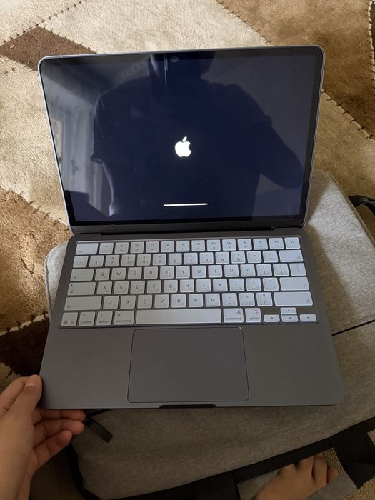 Продам macbook A18pro