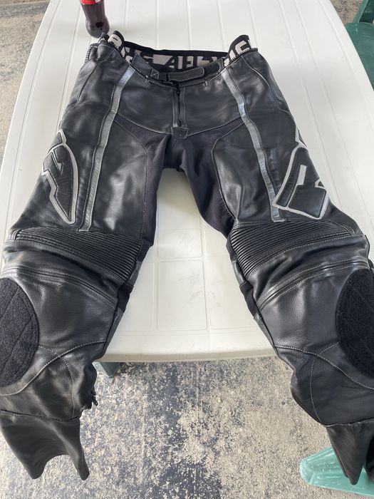 Se vinde costum piele motociclist marimea 52