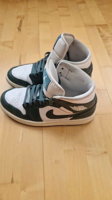 • Nike Air Jordan 1 Retro Mid