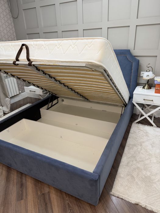 Стол , стул и диваны , тумбы