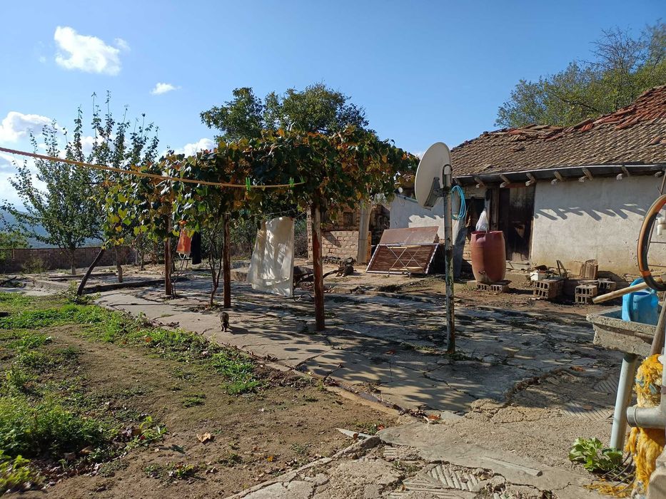 Продавам къща в село Черни Бряг, община Антоново, 64 кв.м с двор