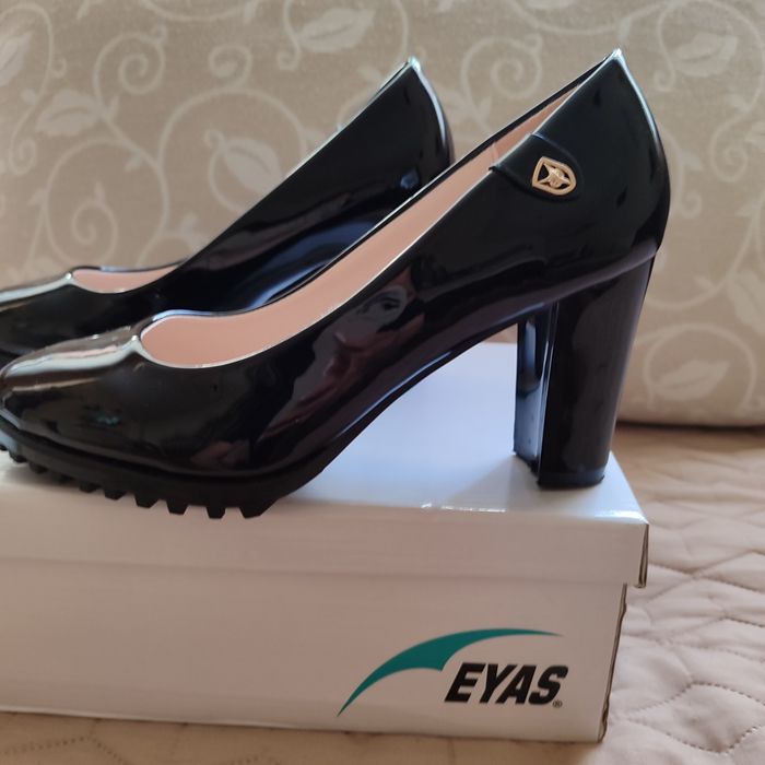 Черни официални обувки и стилна рокля на ZARA