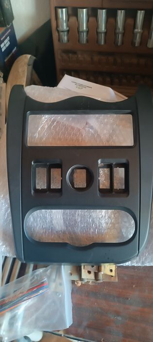 Продам центральную консоль и магнитолу на ладу Ларгус