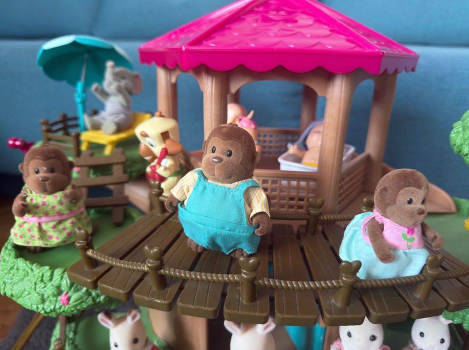 LI'L WOODZEEZ Детска къща на дърво с фигурки Sylvanian Families