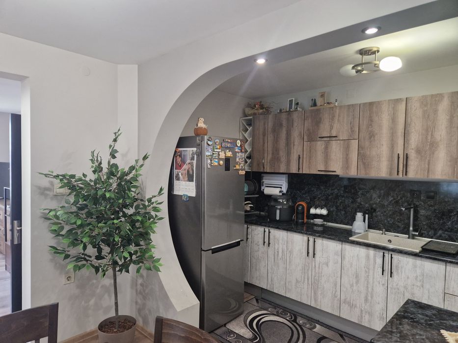 Продава се Тристаен апартамент в Асеновград - 110 кв.м за 742 €/кв.м - Снимка #2