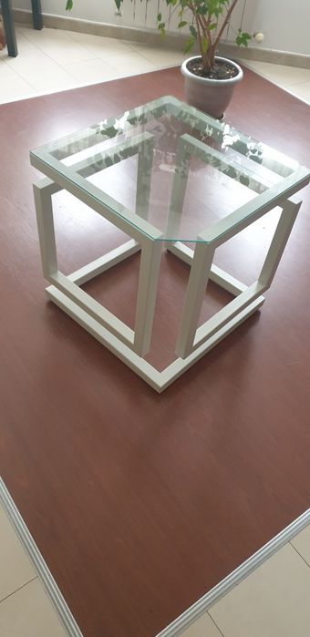 Дизайнерска холна маса