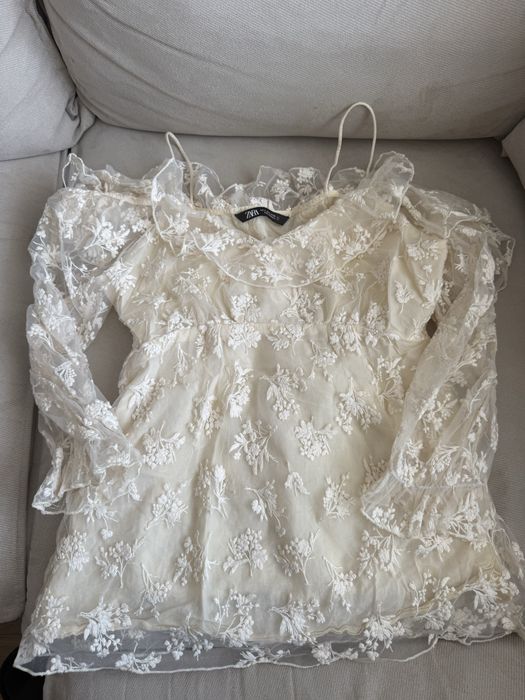 Бежов пуловер Guess и блузи и ризи Zara