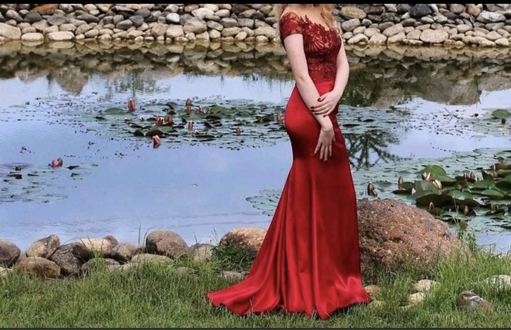 Vand rochie facuta la comanda.