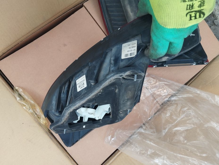 На Мерседес 211 задний амортизатор.фары новые оригинальные запчасти.