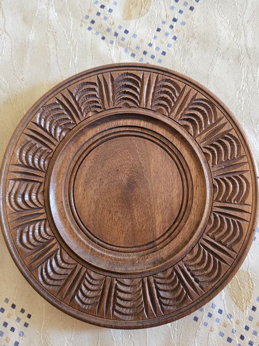 Декоративни чинии с дърворезба