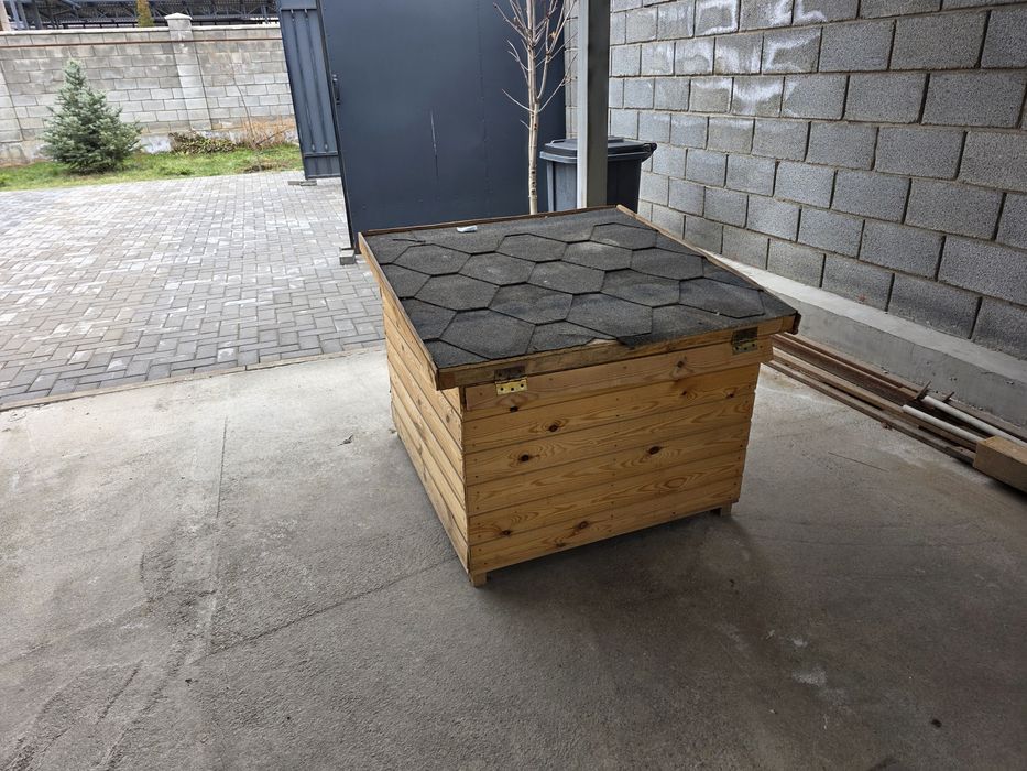 Собачья будка в хорошем состоянии