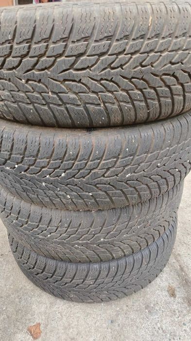 De vanzare set de anvelope cu dimensiunea de 185/65R15.Am si alte dimensiuni