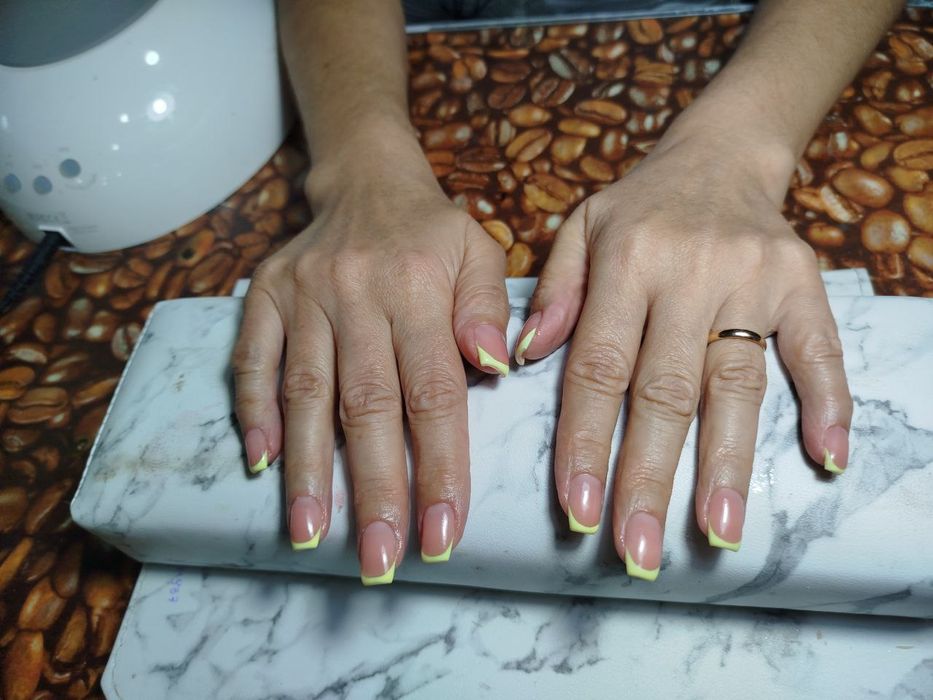 Маникюр/педикюр наращивание ногтей