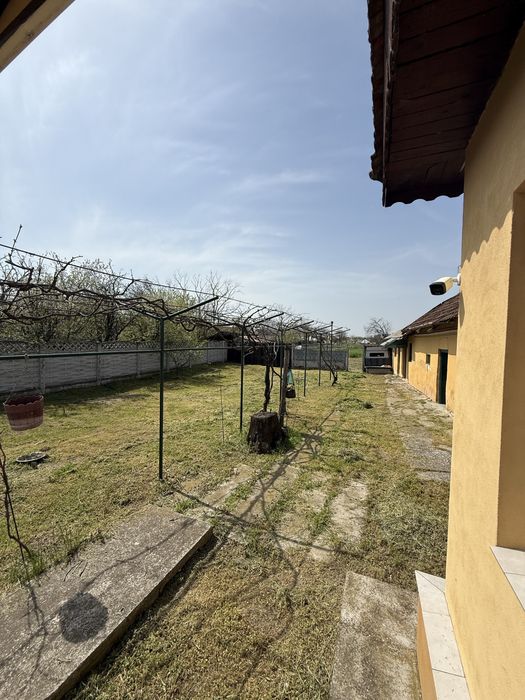 Teren intravilan 1.090mp – 15-20 ml deschidere – toate utilitățile – ideal pentru casă sau investiție. Construcție existentă. La 10 minute de Craiova