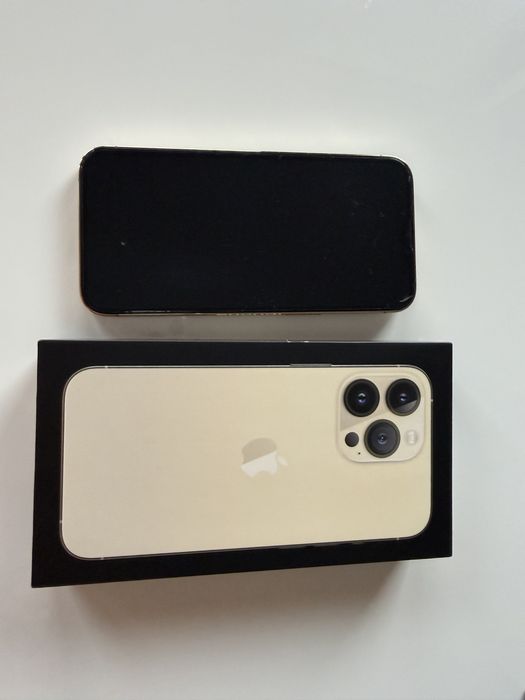 Iphone 13 PRO GOLD 256 GB с протектор и 10 кейса