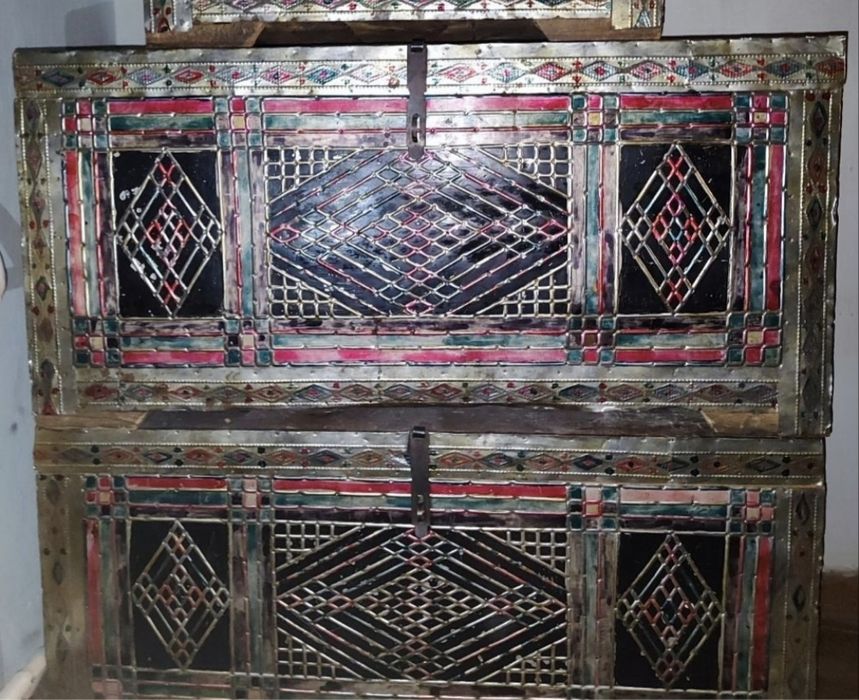 Сундук в отличном состояни . Очень качественный .и 2 большие и 1 мален