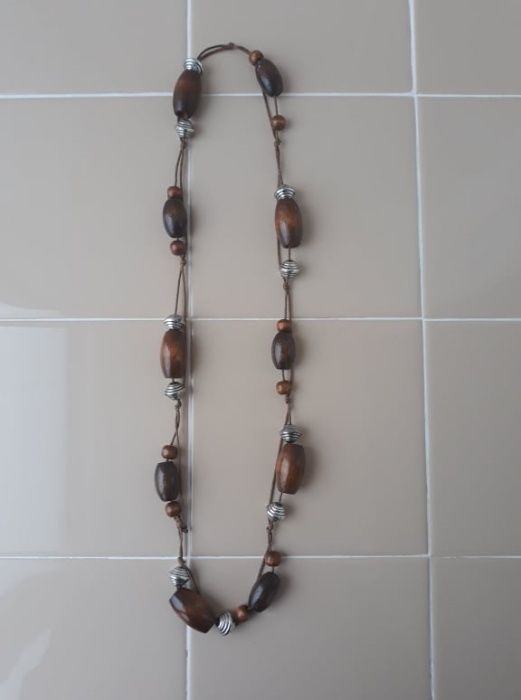 Елегантна дълга огърлица от екзотично дърво